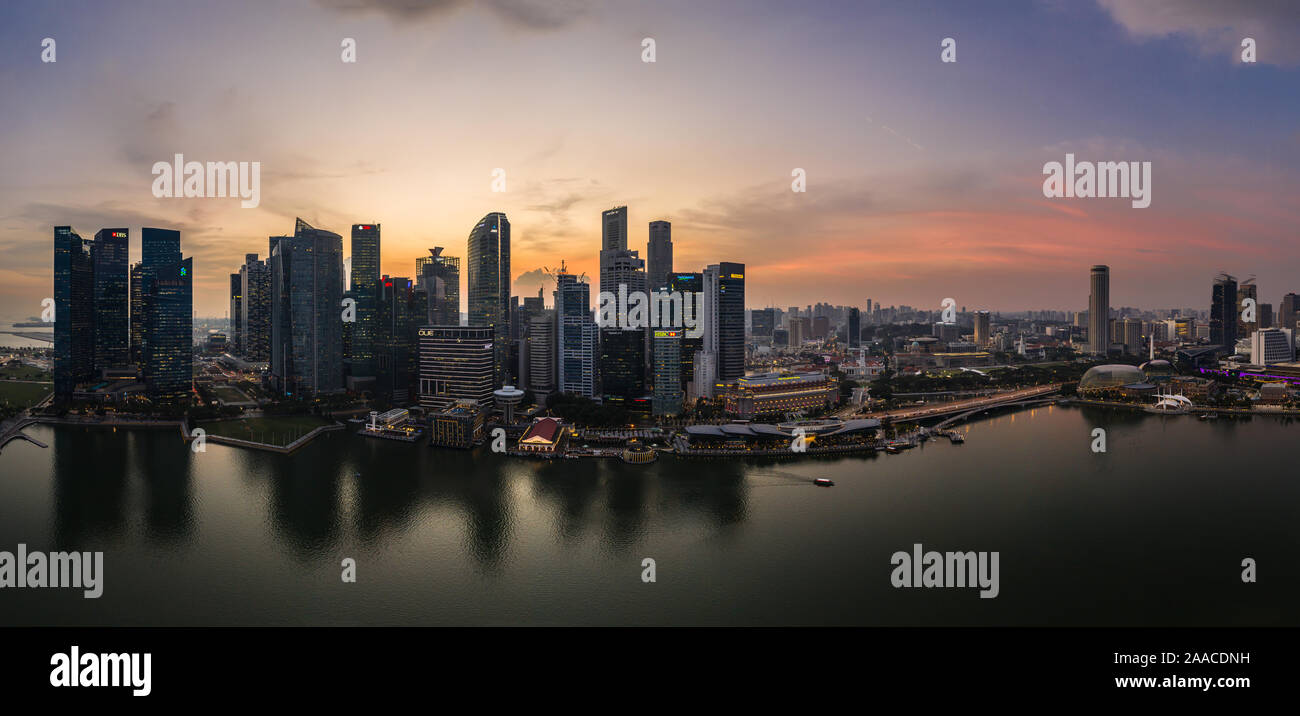 Singapur - 3. November 2019: Die Sonne über der berühmten Skyline von Singapur von der Marina Bay in Südostasien main Stockfoto