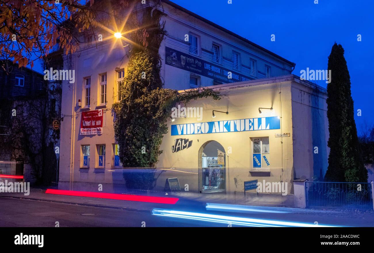 Parchim, Deutschland. 13 Nov, 2019. Autos fahren vorbei an der Video-Aktuell-store am Abend. Einer der letzten Video Stores in Mecklenburg-Vorpommern Vorpommern seine Türen schließt nach 29 Jahren vor Weihnachten. 1991 eröffnet, die Vermietung Service für Filme, Musik oder Computerspiele angeboten 3000 VHS-Kassetten und 4.000 DVD oder Blue Ray-Titel auf seiner Hochzeit. Von 9000 Deutschlands Videotheken, es gibt weniger als 400 Heute, nach der Vereinigung für Video und Media Einzelhändler. Credit: Jens Büttner/dpa-Zentralbild/ZB/dpa/Alamy leben Nachrichten Stockfoto