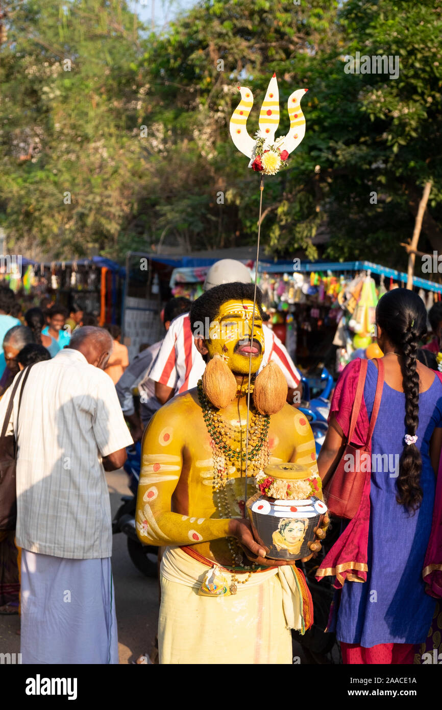 Hindu devotee mit durchbohrte Zunge und Bettelschale in Tiruchirappalli, Tamil Nadu, Indien Stockfoto