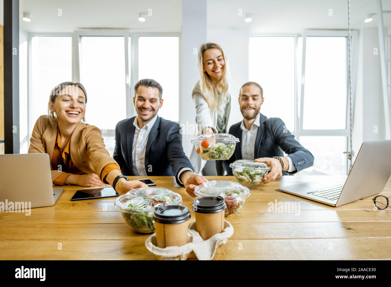 Porträt einer Gruppe von Büroangestellten, Geschäftsessen im Büro. Konzept der gesunden Essen zum Mitnehmen auf der Arbeit Stockfoto