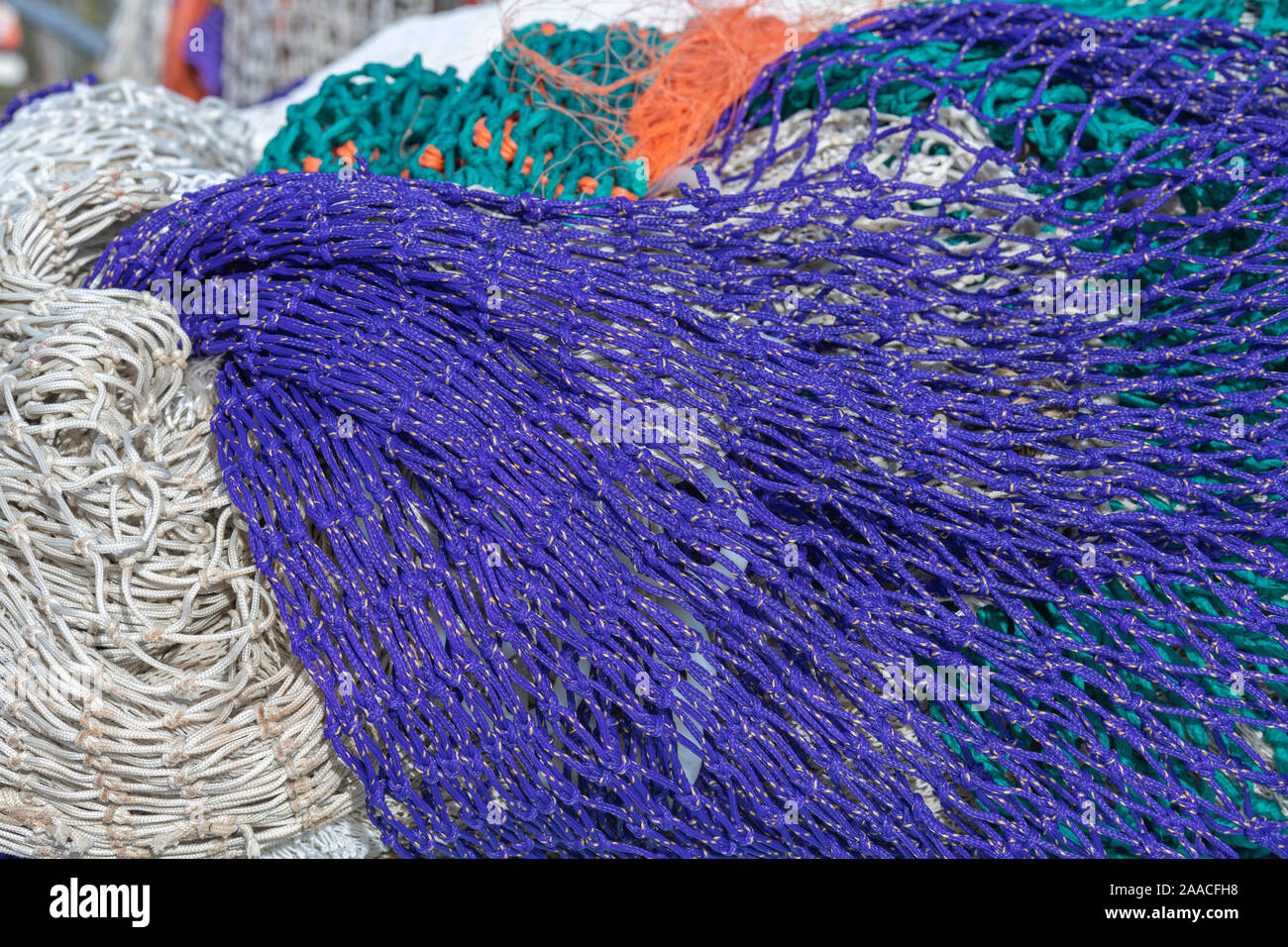 Multi Fischernetze in einem niederländischen Hafen im Norden der Niederlande farbige Stockfoto