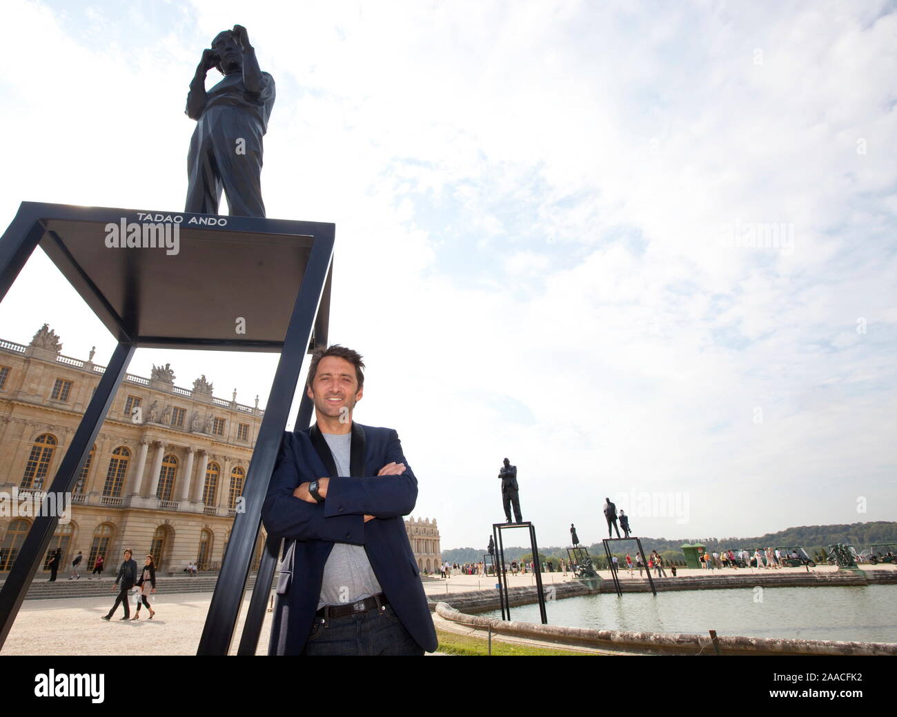 Der KUNSTSTOFF KÜNSTLERS XAVIER VEILHAN SUCCESSFULLLY ÜBERWAND DIE HERAUSFORDERUNG DER VERSCHMELZUNG MIT DER ARCHITEKTUR VON VERSAILLES, IN EINE BEREDTE DIALOG Stockfoto