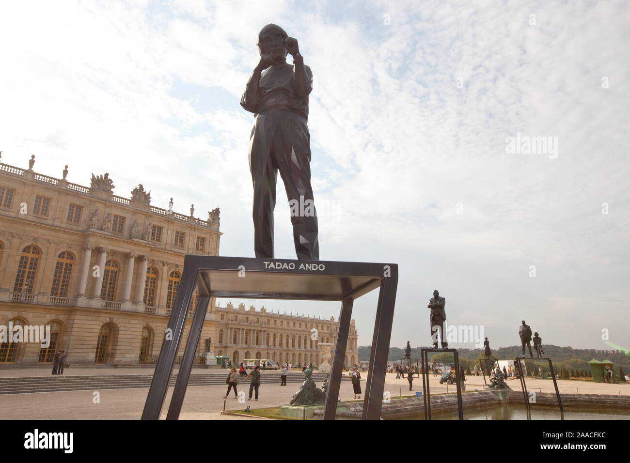 Der KUNSTSTOFF KÜNSTLERS XAVIER VEILHAN SUCCESSFULLLY ÜBERWAND DIE HERAUSFORDERUNG DER VERSCHMELZUNG MIT DER ARCHITEKTUR VON VERSAILLES, IN EINE BEREDTE DIALOG Stockfoto