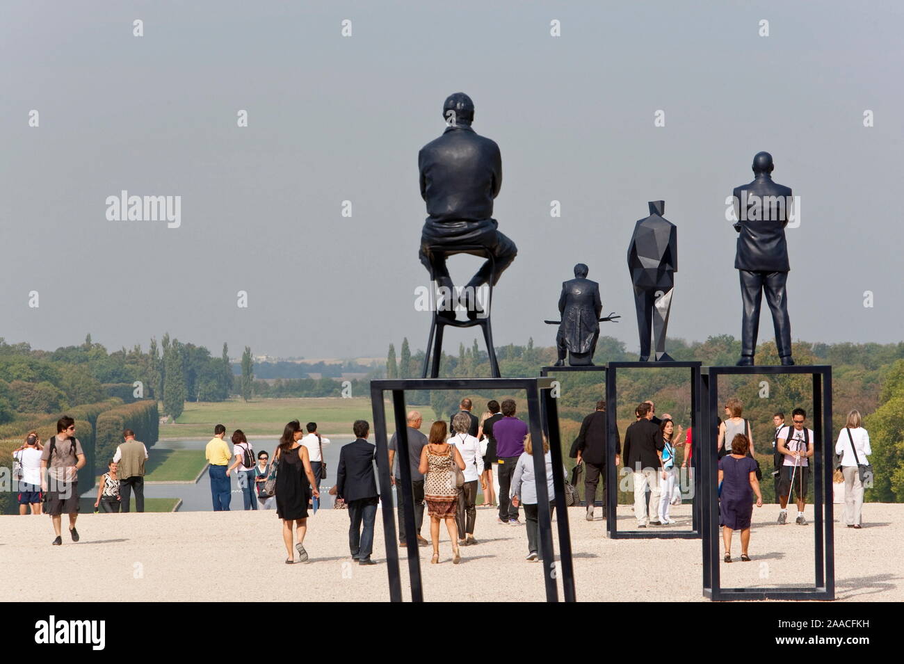 Der KUNSTSTOFF KÜNSTLERS XAVIER VEILHAN SUCCESSFULLLY ÜBERWAND DIE HERAUSFORDERUNG DER VERSCHMELZUNG MIT DER ARCHITEKTUR VON VERSAILLES, IN EINE BEREDTE DIALOG Stockfoto