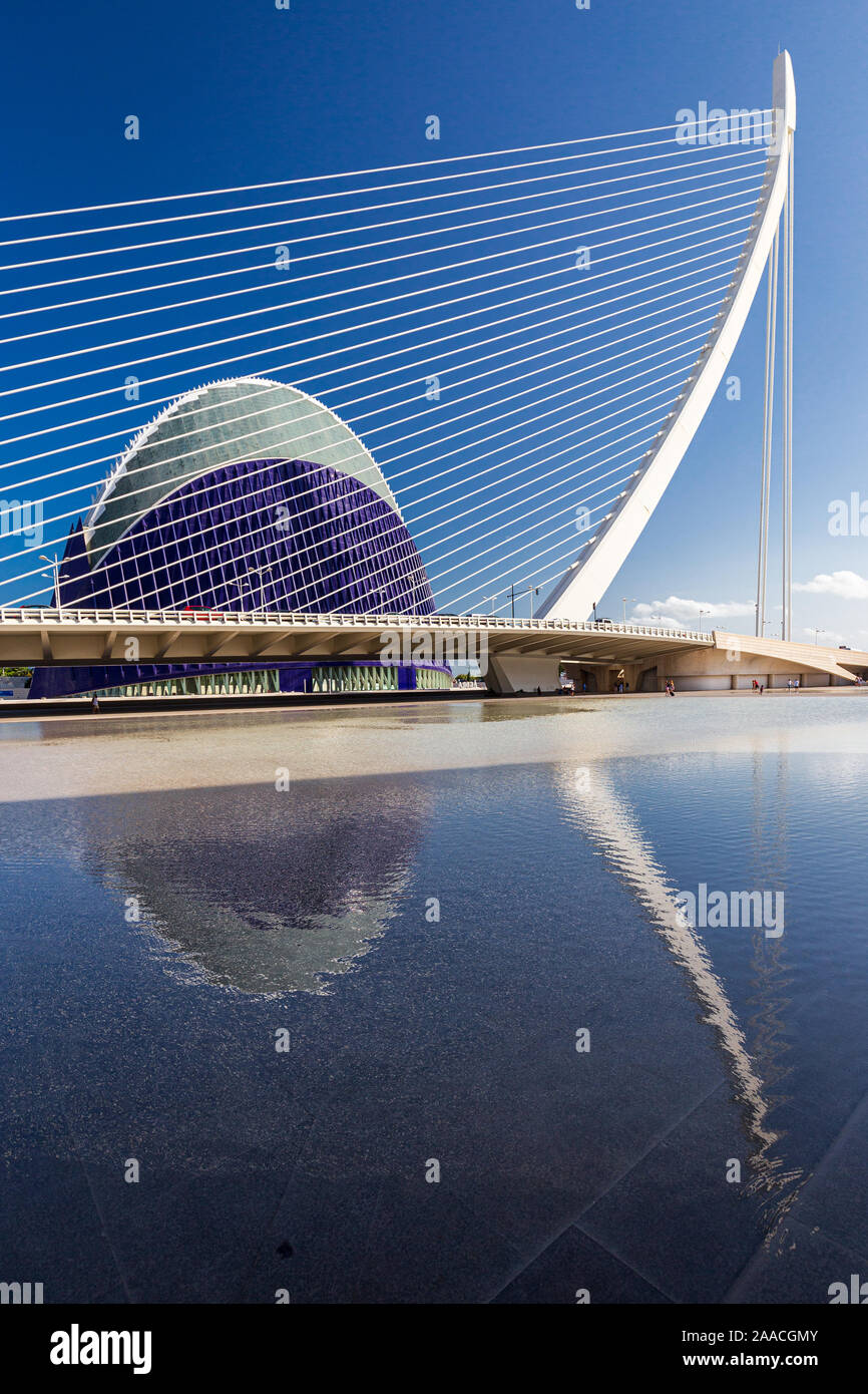 Gebäude und Assut valecia Agora de l' oder Brücke, Valencia, Spanien - 2019.08.13. Moderne abgedeckt multifunktionalen Tablaren Gebäude in der Stadt der Künste und der Wissenschaft in V Stockfoto