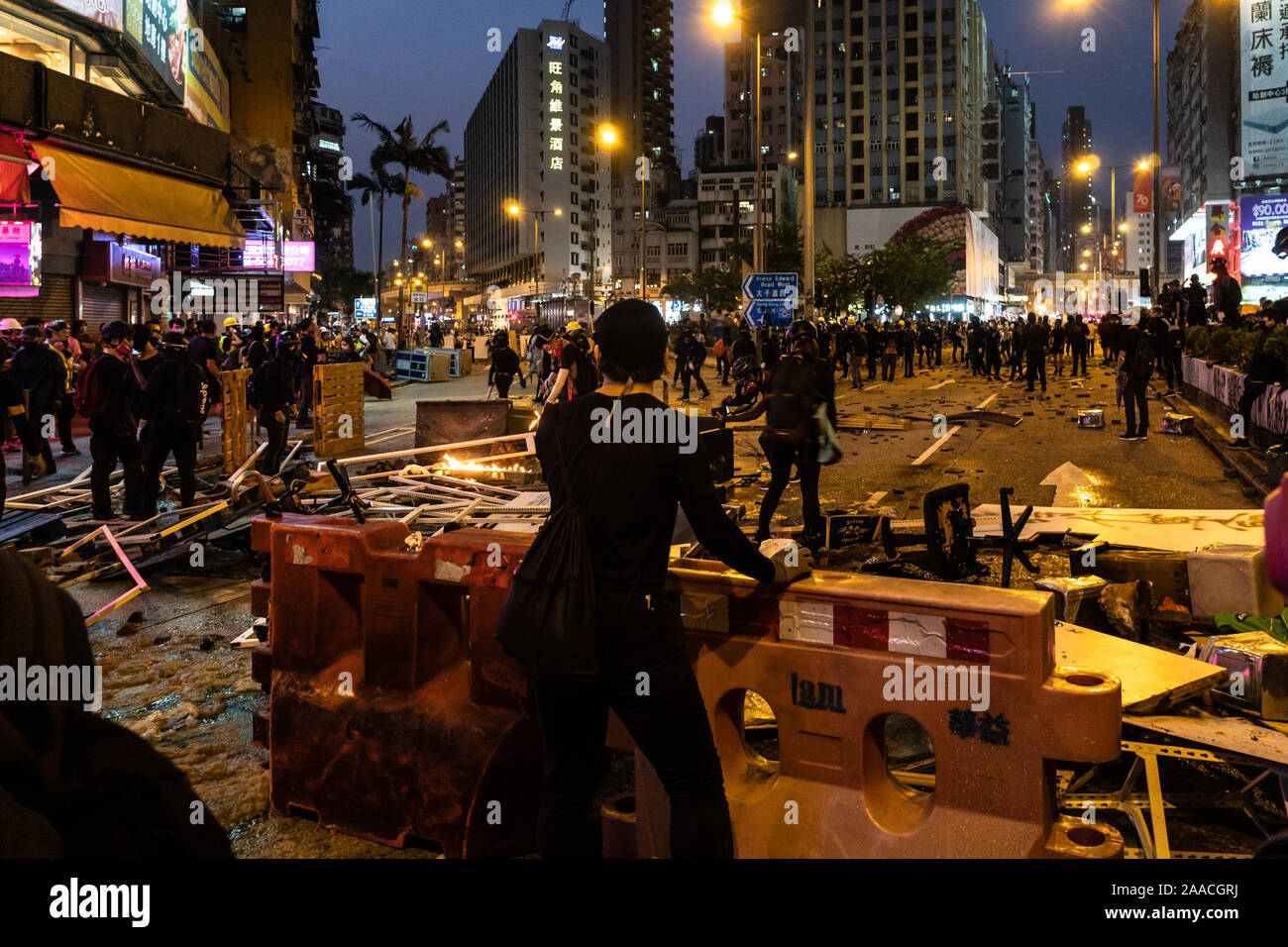 Hong Kong, Hong Kong - 20. Oktober 2019: Anti Regierung Demonstranten halten Barrikaden auf der Straße von Mongkok, Kowloon und für die Demokratie kämpfen Stockfoto