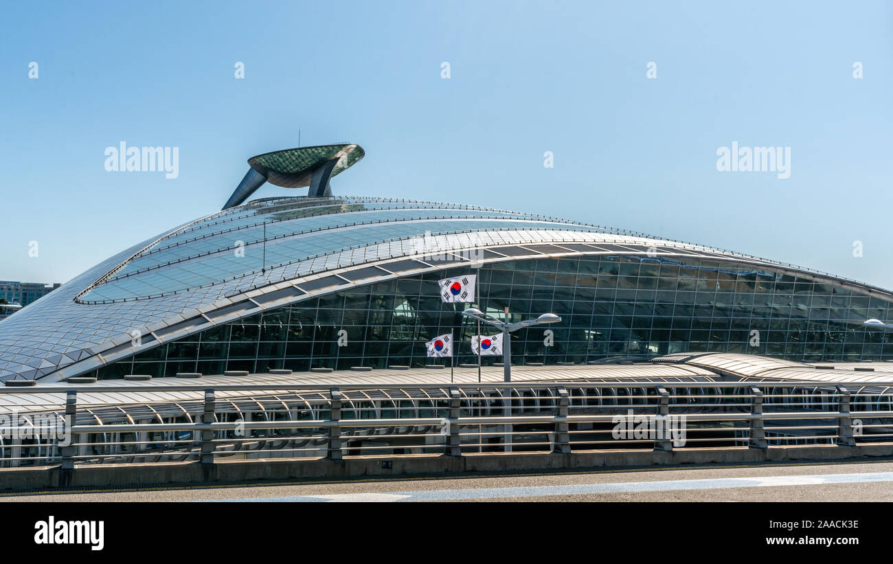 Incheon Korea, 8. Oktober 2019: Incheon International Airport terminal building Außenansicht von AREX Bahnhof und Koreanische Fahnen in Seoul South K Stockfoto