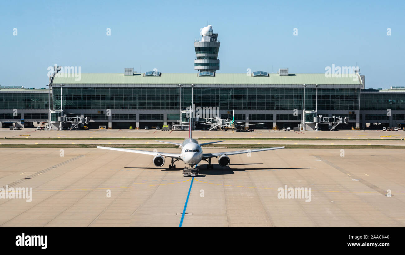 Incheon Korea, 8. Oktober 2019: Von Vorne: ein Flugzeug am internationalen Flughafen Incheon mit Terminal und Tower View in Seoul, Südkorea Stockfoto