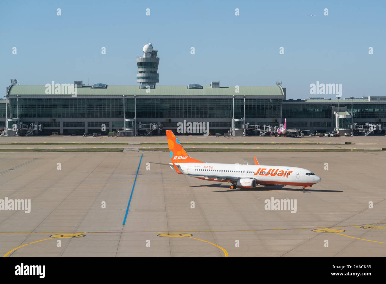 Incheon Korea, 8. Oktober 2019: Boeing 737-8 als Ebene von Jeju Air Airline am Flughafen Incheon mit Control Tower View in Seoul, Südkorea Stockfoto