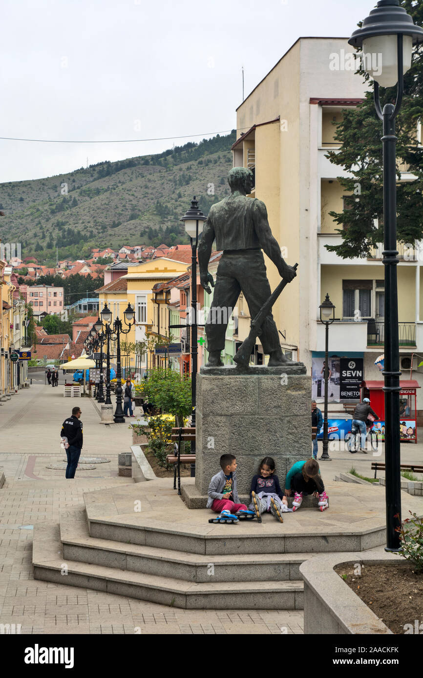 Raska, Serbien, 03.Mai 2019. Eine Gruppe von Kindern spielen und Rest am Denkmal in der Innenstadt. Stockfoto