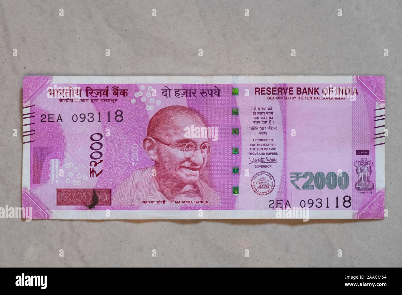 Vor der neuen indischen 2000 Rupie Hinweis auf einfachen Hintergrund Stockfoto