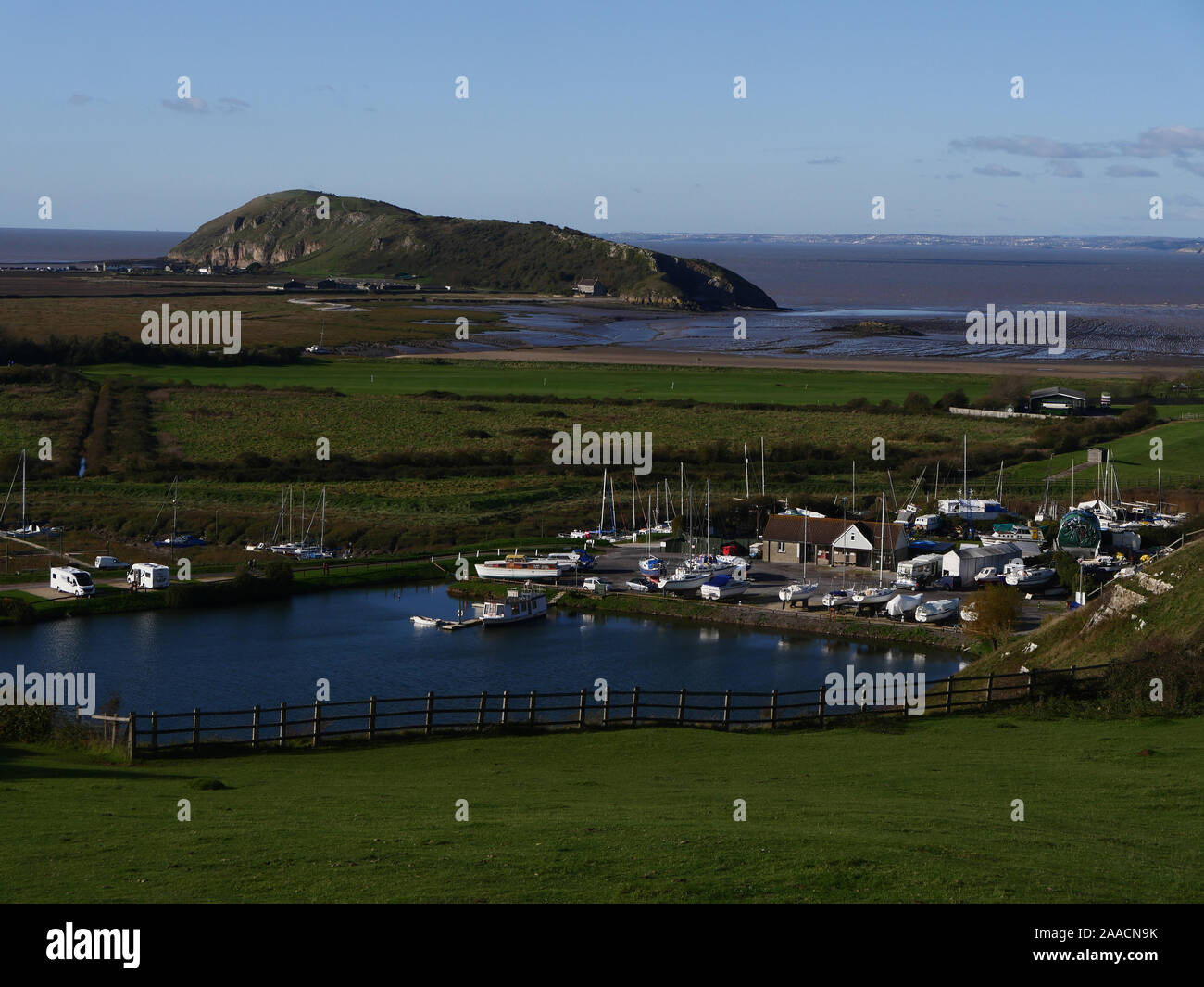 Bergauf, Weston-Super-Mare, Somerset, UK Blick auf die St. Nikolaus Kirche und Brean, Küstenlandschaft an einem sonnigen Herbsttag mit einem Blick der Wales Stockfoto