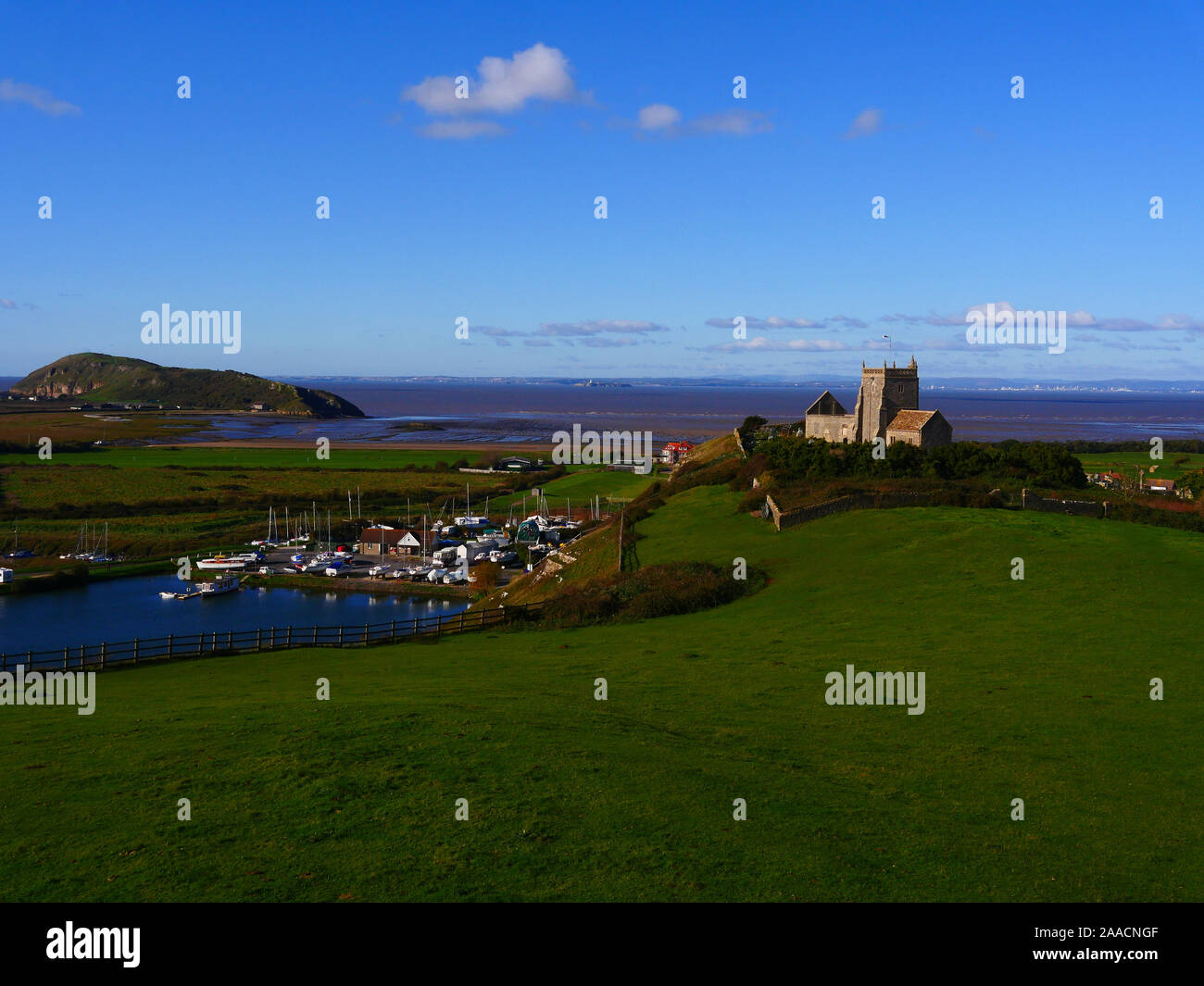 Bergauf, Weston-Super-Mare, Somerset, UK Blick auf die St. Nikolaus Kirche und Brean, Küstenlandschaft an einem sonnigen Herbsttag mit einem Blick der Wales Stockfoto