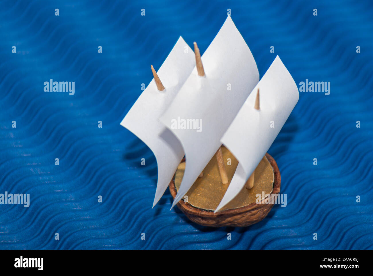 Reproduktion des Begriffs ein Segelschiff mit drei Masten auf hoher See mit einer Walnuss Shell. Stockfoto