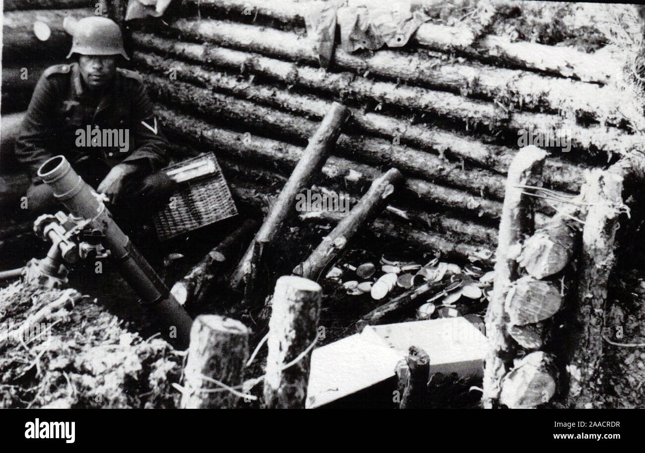 Deutscher Soldat in einem Graben mit einem 8 cm Mörser an der Russischen Front 1944. 2. Weltkrieg Privates Schwarzweiß-Foto eines ehemaligen deutschen Soldaten Stockfoto