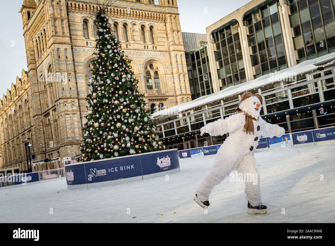 London, Großbritannien. Nov 2019 20. Der Schneemann Charakter Skates auf dem Natural History Museum Ice Rink in der Feier von zweiundzwanzig Jahren der Leistung auf. Stockfoto