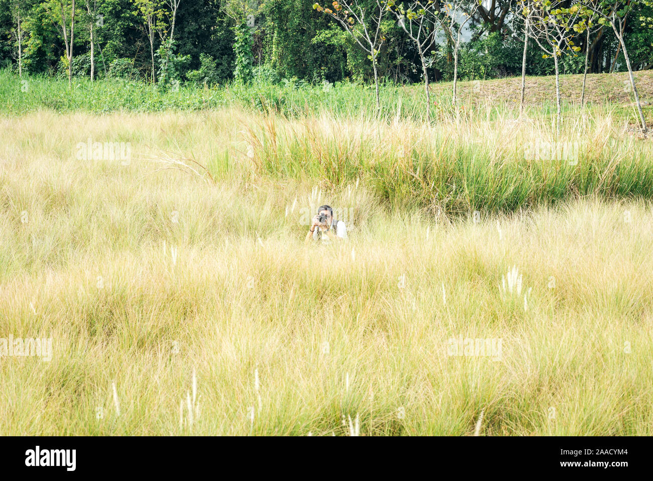 Asiatische chinesische Reifen männlichen unter outdoor Fotos mit digitalen DSLR-Kamera. Genießen Sie im Ruhestand leben. Stockfoto