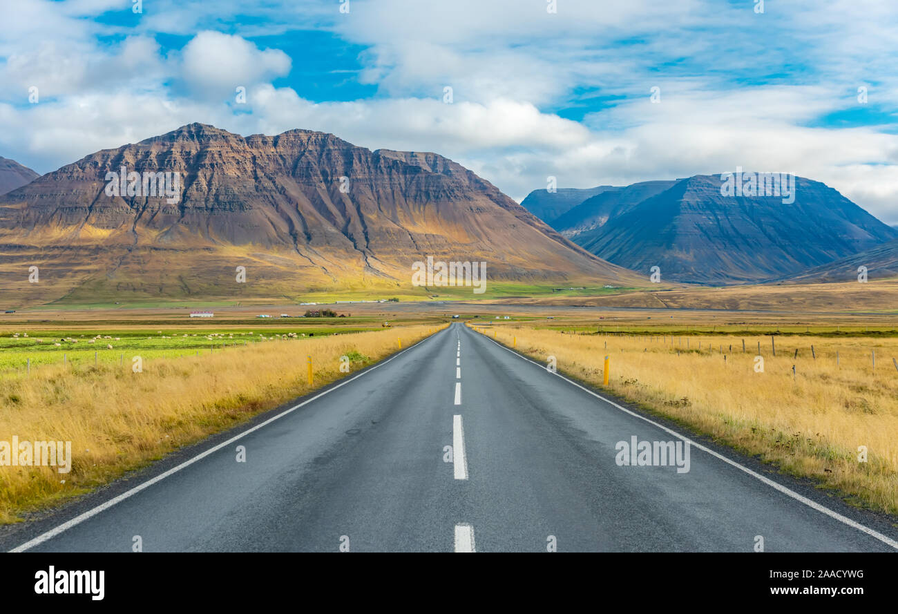 Island Auto Landschaft. Wolken und das Meer am Horizont. Berühmte Touristenattraktion Stockfoto