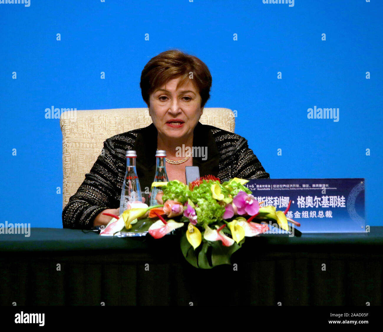 Peking, China. 21. Nov 2019. Adressen der Internationale Währungsfonds (IWF) Geschäftsführer Kristalina Georgieva die Medien während des Vierten" 1 6 "Runden Tisch Dialog in Peking am Donnerstag, 21. November 2019. China braucht eine bessere Nutzung der verschiedenen wirtschaftspolitischen Instrumente zur Ankurbelung der Wirtschaft zu machen, der Chinesische Premier Li Keqiang sagte Donnerstag. Foto von Stephen Rasierer/UPI Quelle: UPI/Alamy leben Nachrichten Stockfoto