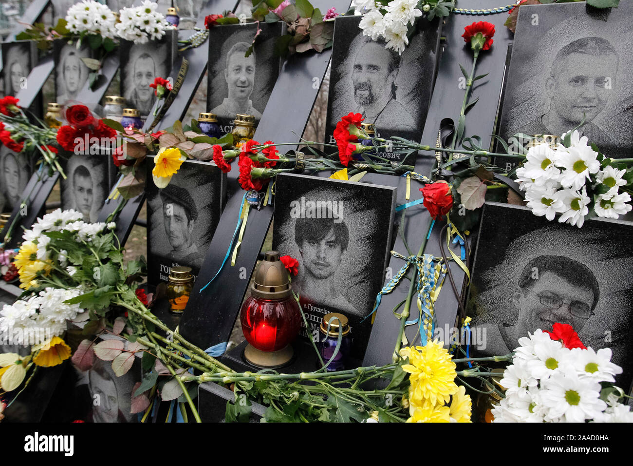 Blumen auf Porträts von toten Maidan Aktivisten (Helden des Himmlischen Hundert) während der Jahrestag in Kiew Ukrainer Markierung der 6. Jahrestag der Beginn der Revolution der Würde oder der Euromaidan Revolution, in der mehr als hundert regierungsfeindlichen Demonstranten starben. Stockfoto