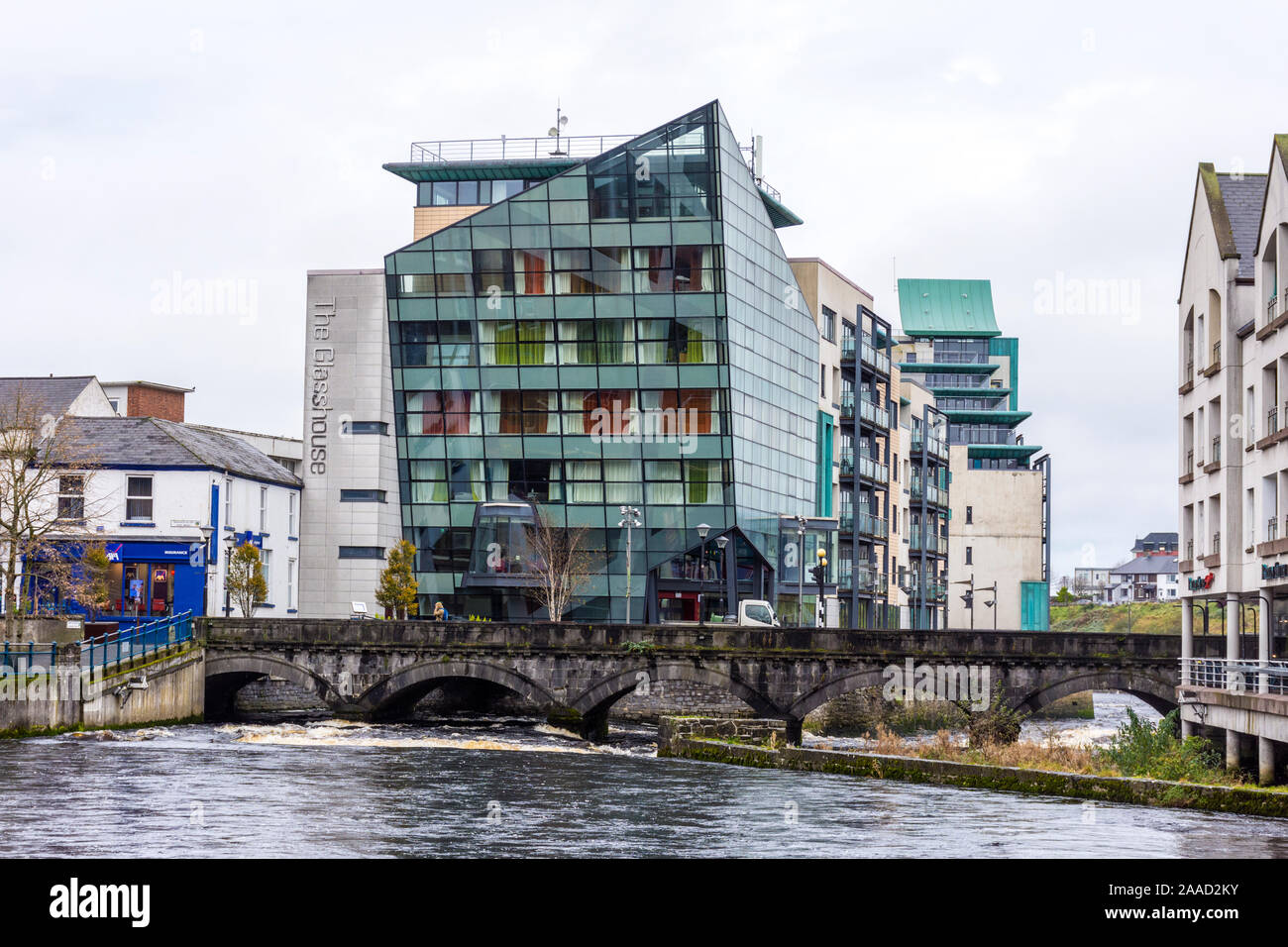 Fluss Garavogue und Hyde Bridge, Glasshouse Hotel, Sligo, County Sligo, Irland Stockfoto