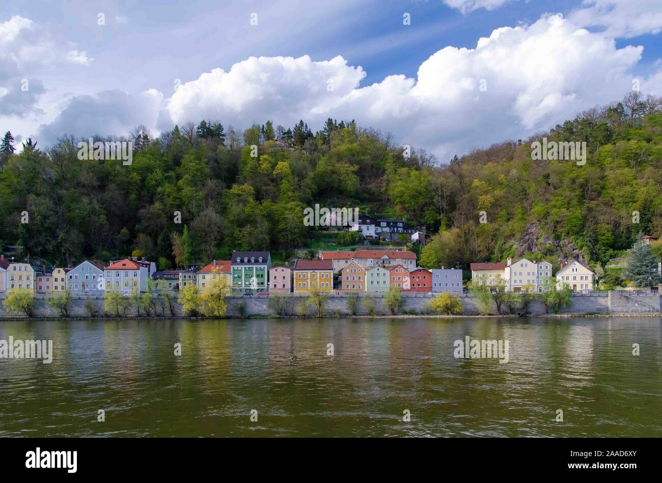 Passau, Häuserzeile an der Donau, Bayern, Deutschland Stockfoto