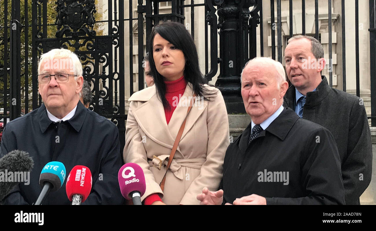 Francis McGuigan (links) und Liam Shannon (rechts) der Vermummte mit Grainne Teggart von Amnesty International außerhalb der Royal Courts of Justice in Belfast, wo PSNI Chief Constable herausgefordert, einem jüngsten Urteil durch das Berufungsgericht durch den Obersten Gerichtshof gehört zu haben. Stockfoto