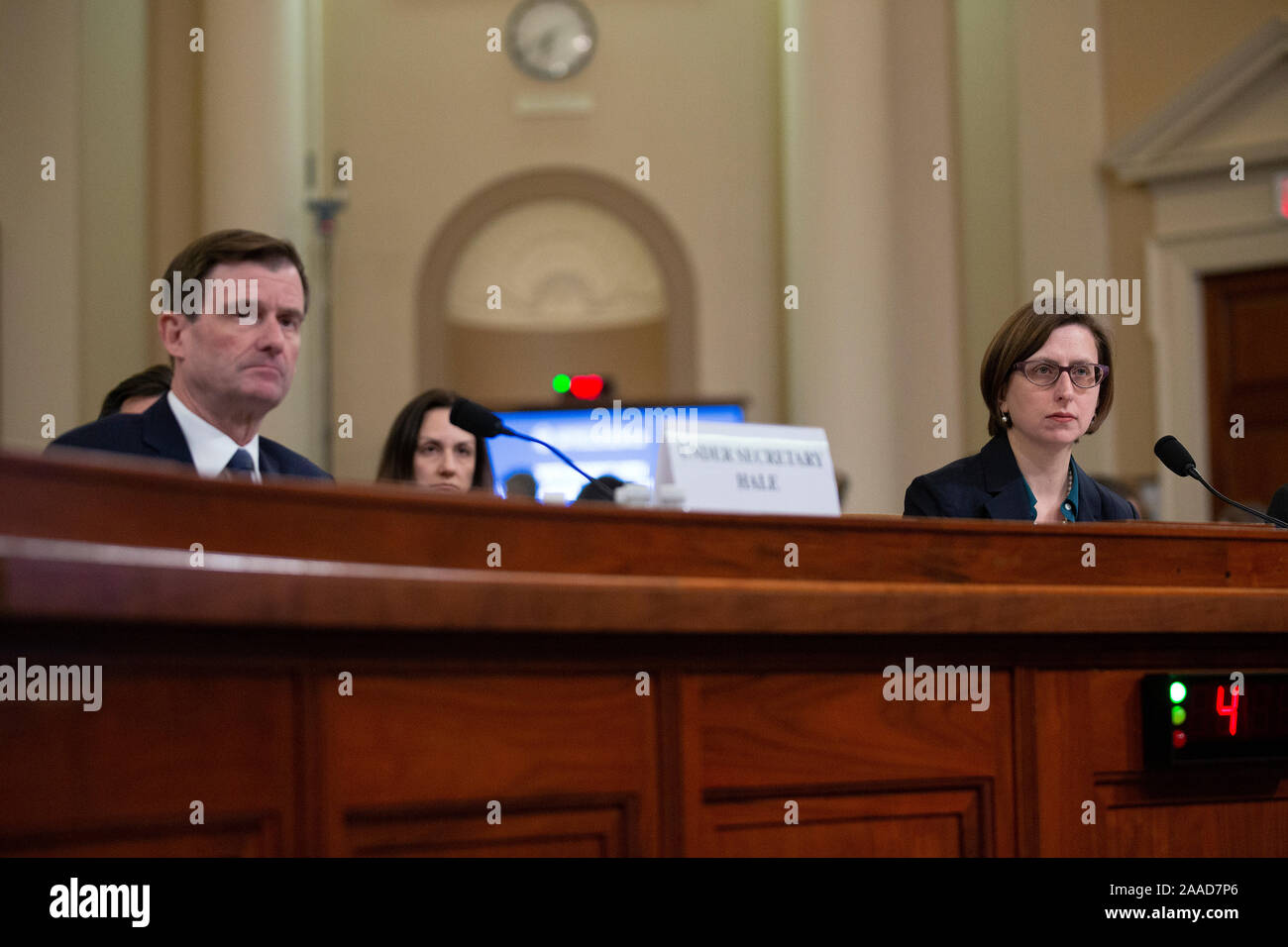 Laura Cooper, stellvertretender Verteidigungsminister für Russland, die Ukraine, und Eurasien und des US-Außenministeriums David Hale bezeugen vor dem US-House Permanent Select Committee on Intelligence in Washington D.C., USA, am Mittwoch, den 20. November 2019. Credit: Stefani Reynolds/CNP | Verwendung weltweit Stockfoto