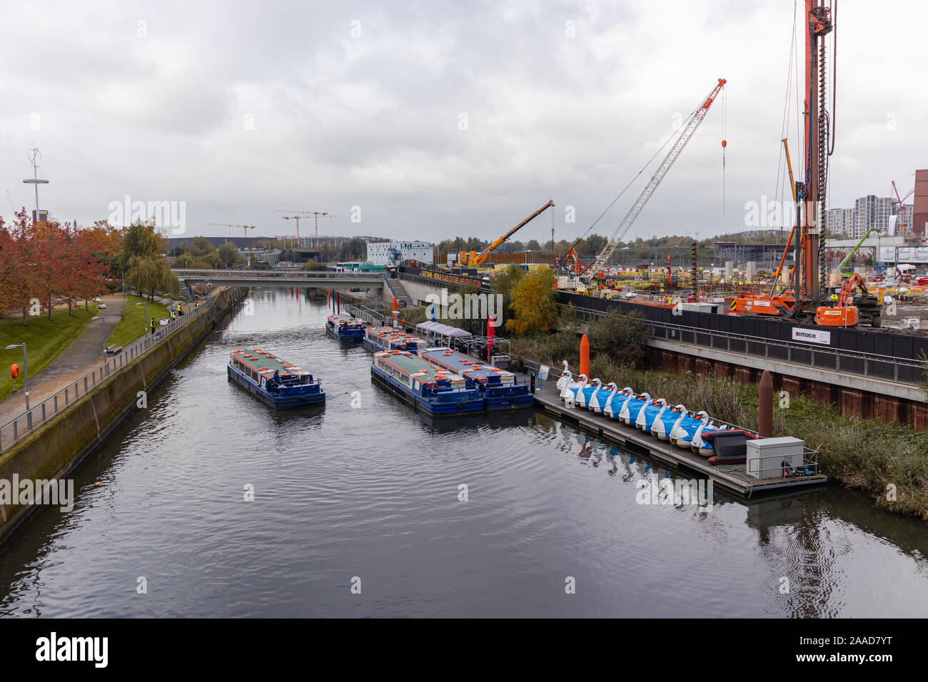 Stratford, London - November 8th, 2019: Blick über den Kanal mit Booten und Baustelle in Stratford Stockfoto