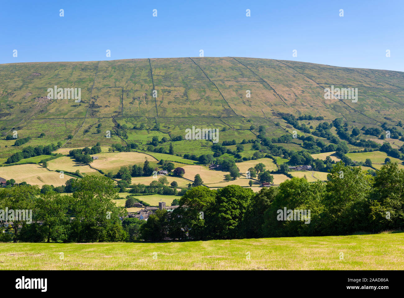 Das Dorf Einbuchtung in Dentdale Übersehen von Aye Gill Hecht und Aufstieg Hill in den Yorkshire Dales National Park, Cumbria, England. Stockfoto