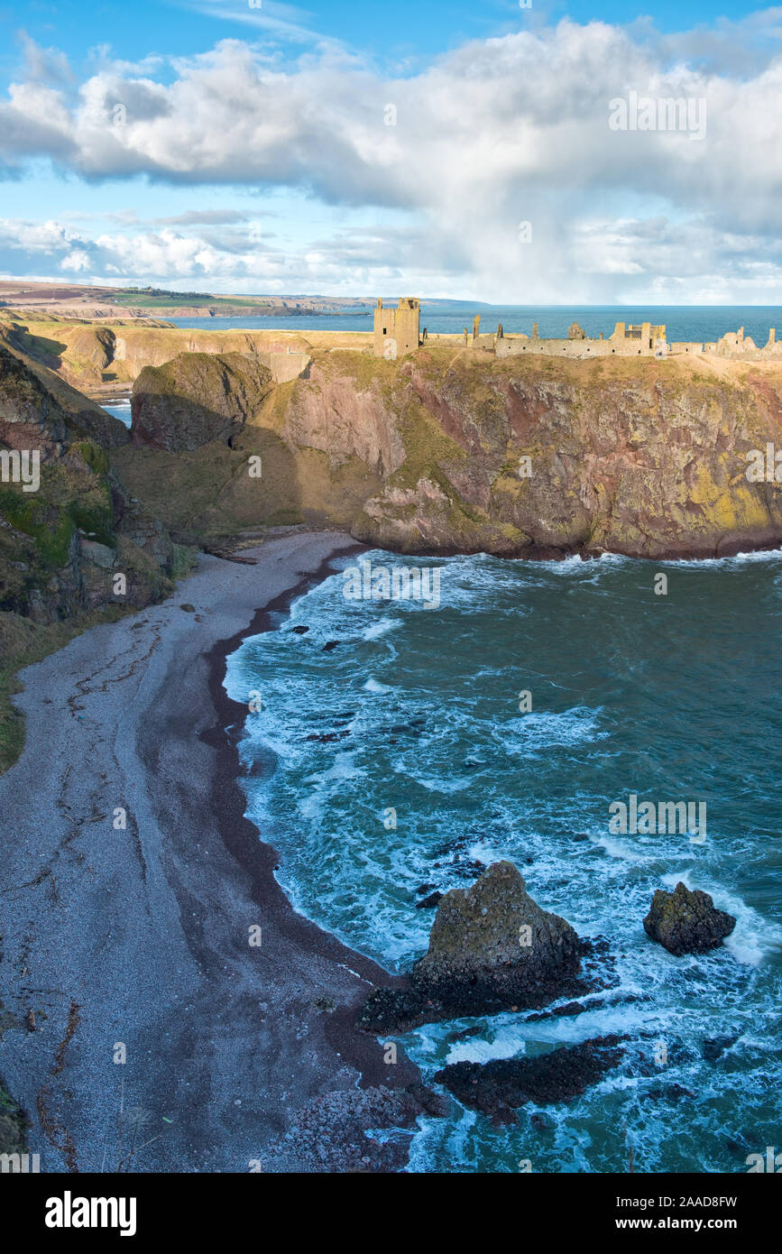 Dunnottar Castle auf hohen Klippen mit Blick auf die Nordsee. Aberdeenshire, Schottland Stockfoto