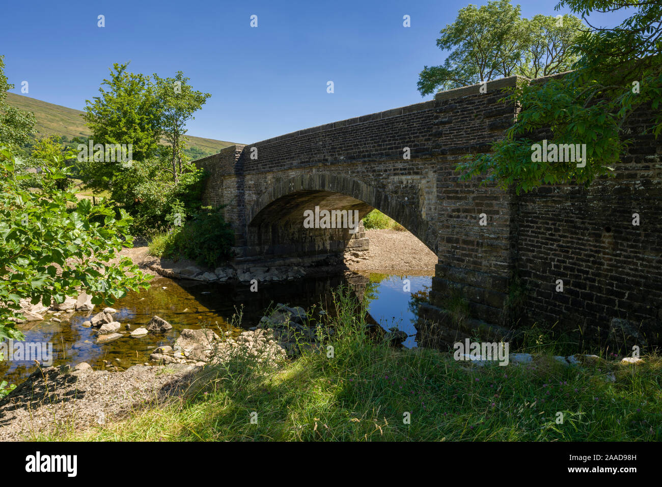 Eine Brücke in den Fluss Dee an Dent in den Yorkshire Dales National Park, Cumbria, England. Stockfoto