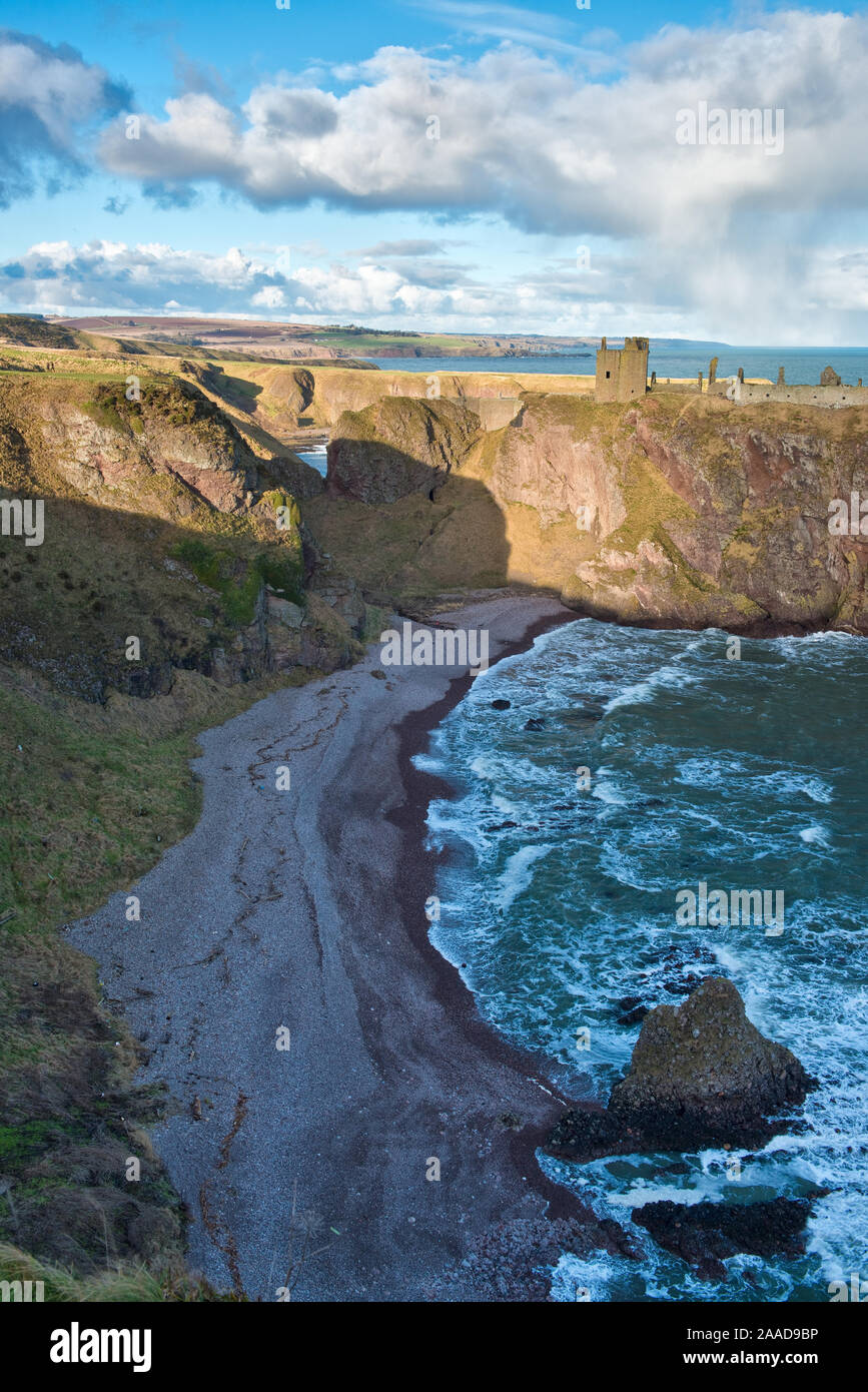 Dunnottar Castle auf hohen Klippen mit Blick auf die Nordsee. Aberdeenshire, Schottland Stockfoto