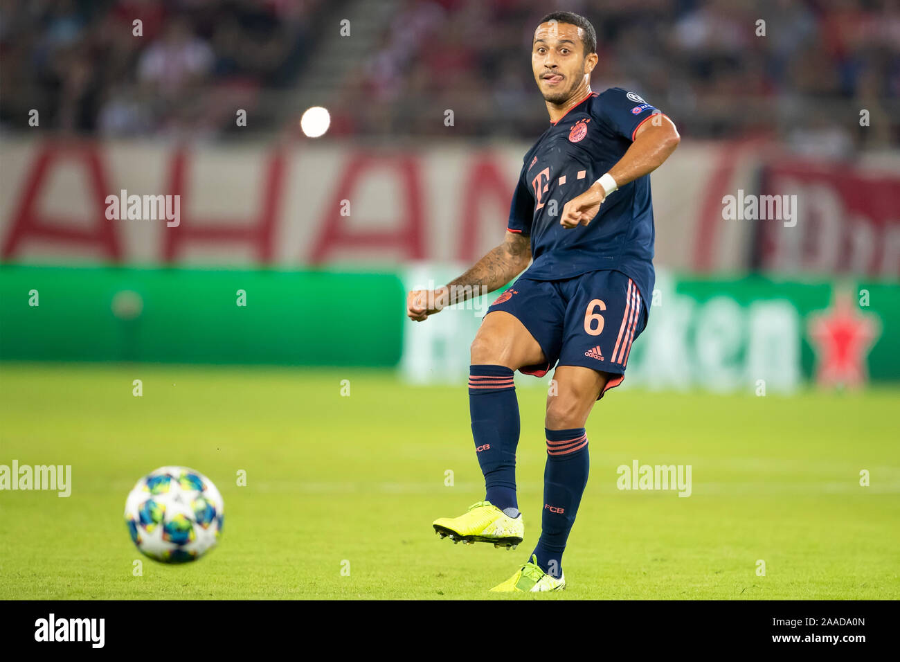 Piräus, Griechenland - Oktober 22, 2019: Spieler des FC Bayern Thiago Alcantara in Aktion während der UEFA Champions League Spiel zwischen Olympiakos Piräus vs Bayern an Stockfoto