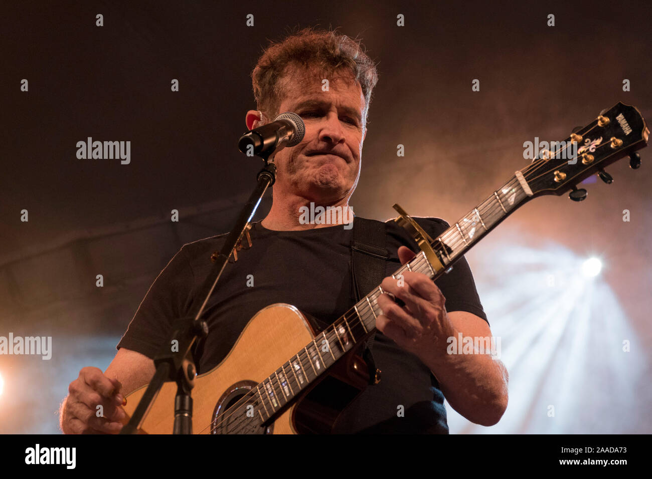 Johnny Clegg, Südafrikanische Musiker bekannt als der Weiße Zulu/Le Zoulou Blanc, singt in einem seiner letzten - überhaupt Konzerte, Kirstenbosch, Kapstadt. Stockfoto