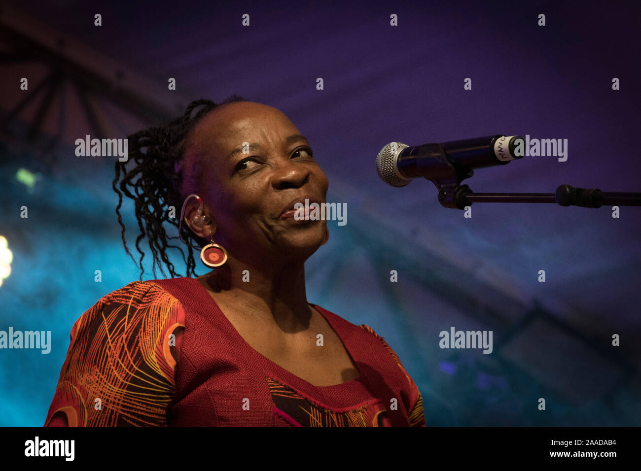 Backing Vocalist Mandisa Dlanga lächelt Musiker Johnny Clegg während eines Johnny's Letzte - überhaupt Konzerte, Kirstenbosch, Kapstadt, Südafrika. Stockfoto
