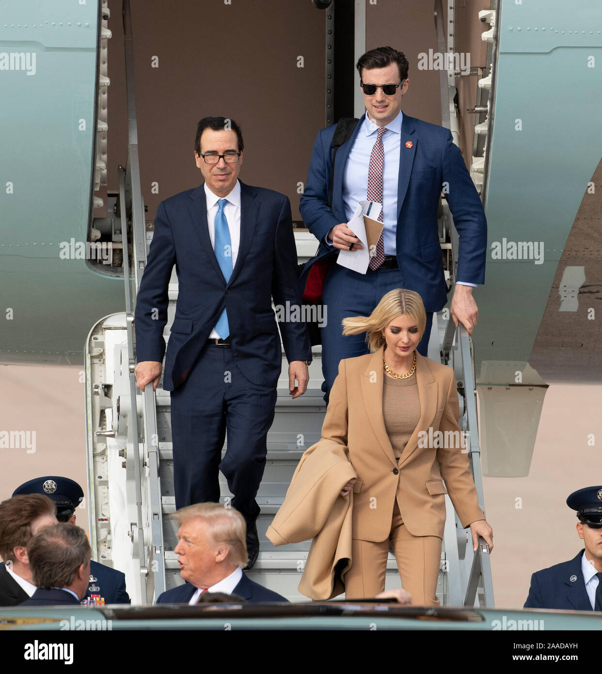 Us-Finanzminister Steve Mnuchin, (links), zusammen mit dem Presidential Berater Jared Kushner (rechts) und Ivanka Trump (vorne) - auch Präsident Donald Trump Schwiegersohn und Tochter -- kommen mit Pres. Trump am Internationalen Flughafen Austin Bergstrom eine Apple Montagewerk in North Austin zu bereisen. Stockfoto