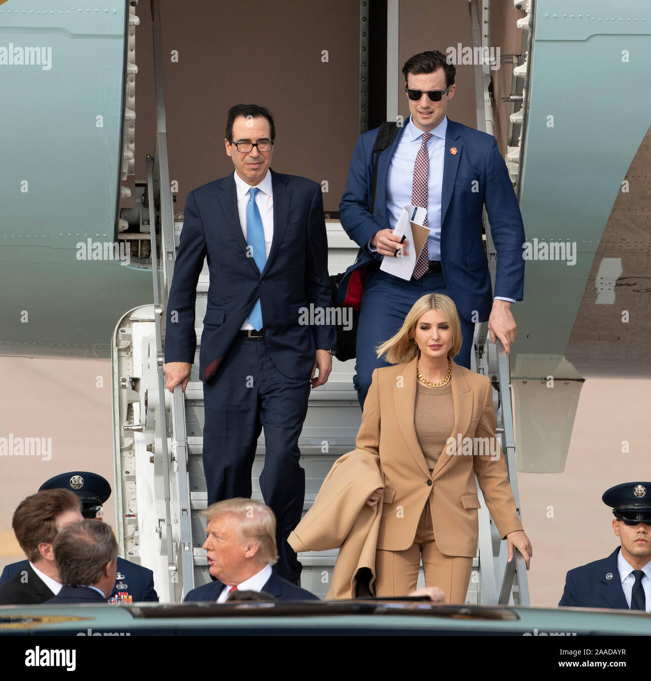 Us-Finanzminister Steve Mnuchin, (links), zusammen mit dem Presidential Berater Jared Kushner (rechts) und Ivanka Trump (vorne) - auch Präsident Donald Trump Schwiegersohn und Tochter -- kommen mit Pres. Trump am Internationalen Flughafen Austin Bergstrom eine Apple Montagewerk in North Austin zu bereisen. Stockfoto
