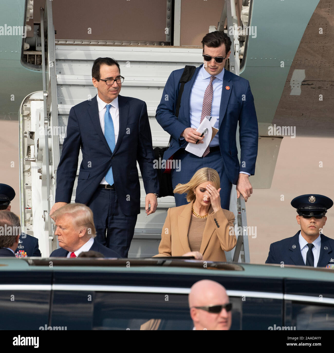 Us-Finanzminister Steve Mnuchin, (links), zusammen mit dem Presidential Berater Jared Kushner (rechts) und Ivanka Trump (vorne) - auch Präsident Donald Trump Schwiegersohn und Tochter -- kommen mit Pres. Trump am Internationalen Flughafen Austin Bergstrom eine Apple Montagewerk in North Austin zu bereisen. Stockfoto