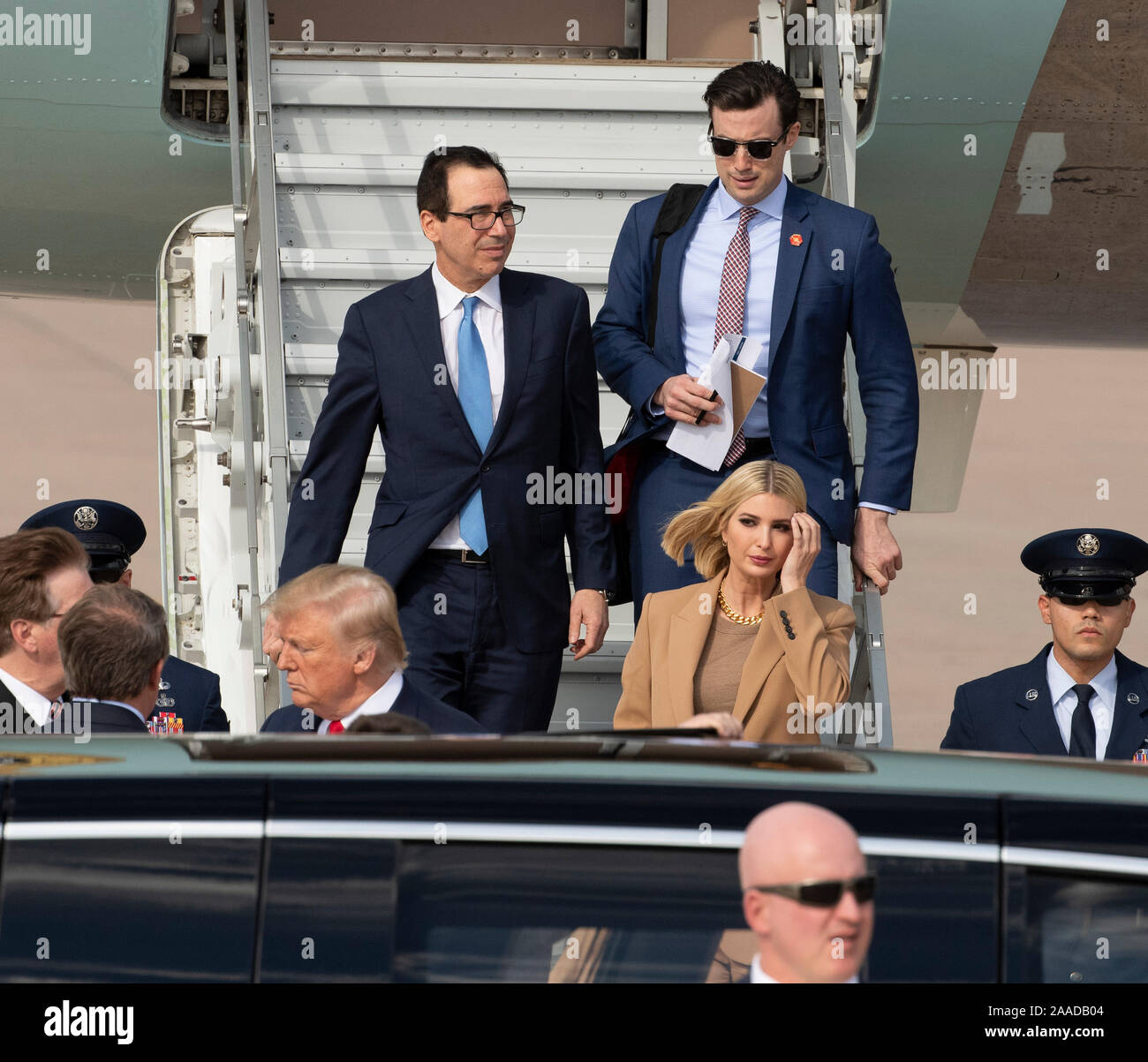 Us-Finanzminister Steve Mnuchin, (links), zusammen mit dem Presidential Berater Jared Kushner (rechts) und Ivanka Trump (vorne) - auch Präsident Donald Trump Schwiegersohn und Tochter -- kommen mit Pres. Trump am Internationalen Flughafen Austin Bergstrom eine Apple Montagewerk in North Austin zu bereisen. Stockfoto