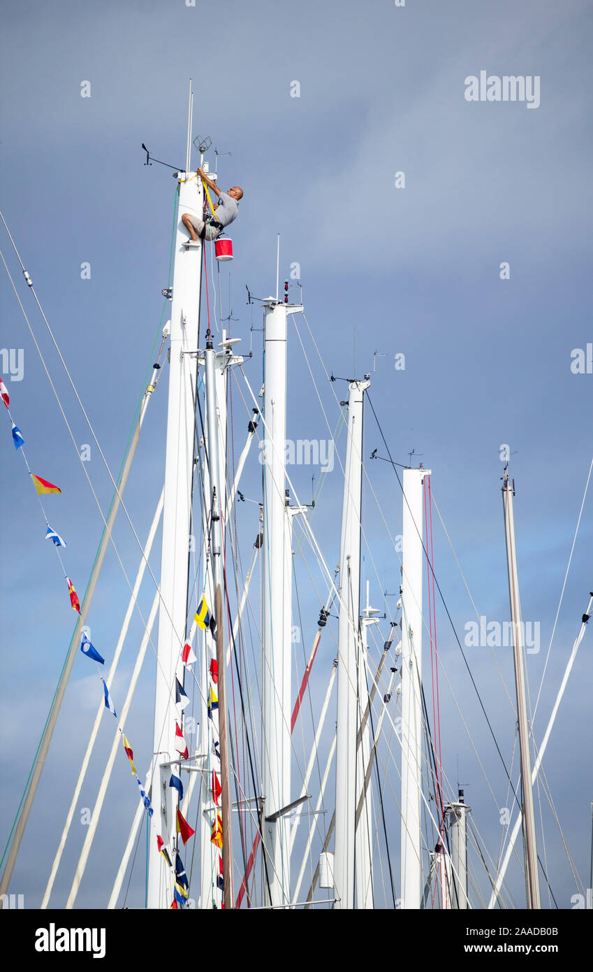 Las Palmas, Gran Canaria, Kanarische Inseln, Spanien. 21. November 2019. Ein Seemann hängt von einem Mast als Mannschaften ihre Yachten zum größten transocean der Welt Segeln Veranstaltung vorbereiten, die ARC Transatlantischen, die am Sonntag, den 24. November beginnt. Die Rasse/Rallye beginnt in Las Palmas und endet in Rodney Bay auf St. Lucia in der Karibik. Mannschaften aus mehr als 40 Ländern, darunter viele aus Großbritannien, an Bord werden rund 300 Yachten, die Kreuzung. Credit: Alan Dawson/Alamy leben Nachrichten Stockfoto