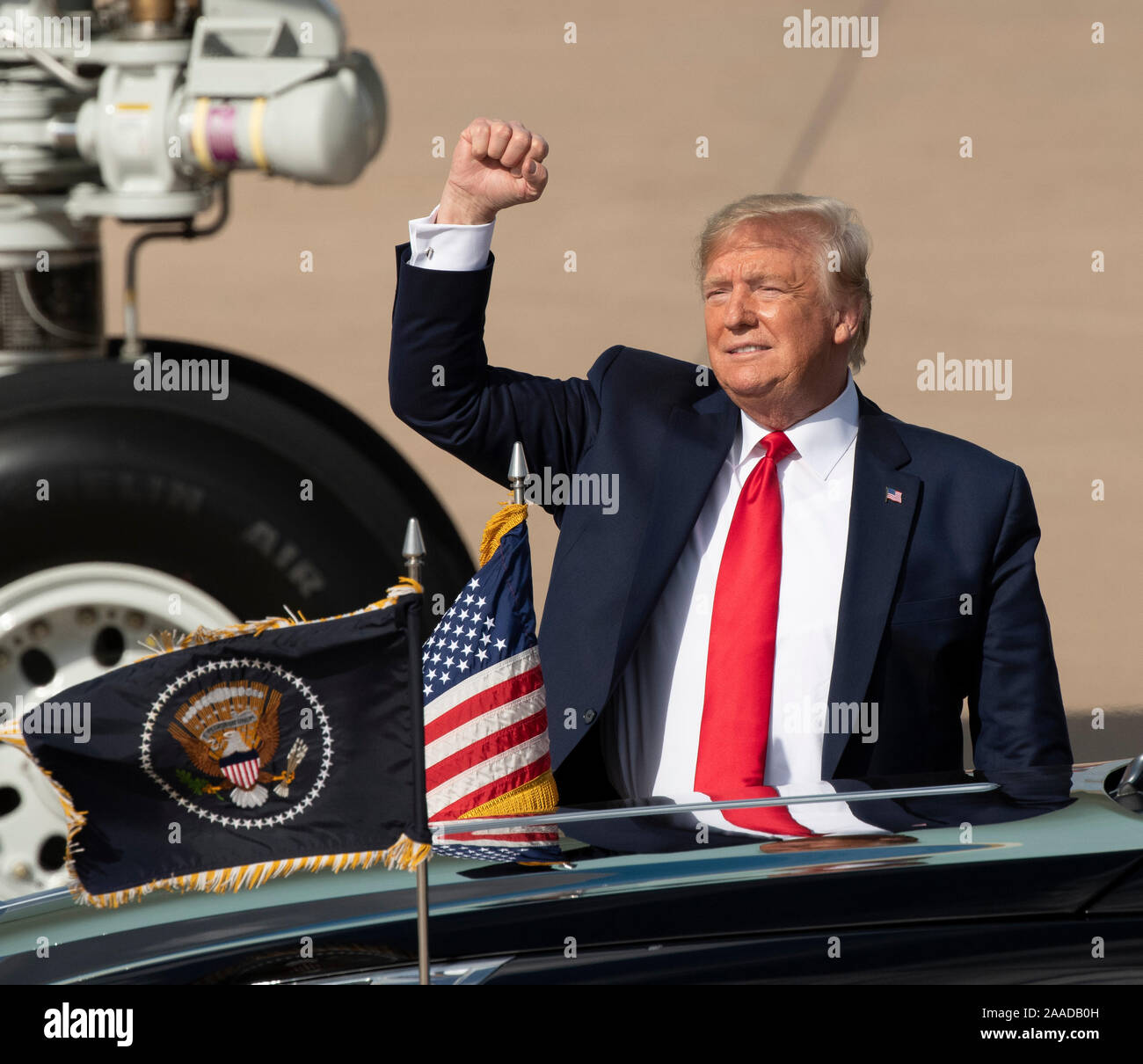 Us-Präsident Donald J. Trumpf erkennt an, dass ein eingeladener Gast der Fans, als er am Internationalen Flughafen Austin Bergstrom für eine kurze Tour von einem Apple Montagewerk in North Austin ankommt. Stockfoto