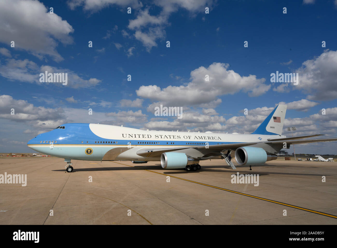 Air Force One mit Präsident Donald Trump an Bord landet auf Bergstrom International Airport in Austin, Texas, für eine kurze Führung durch einen Apple Montagewerk in North Austin. Stockfoto