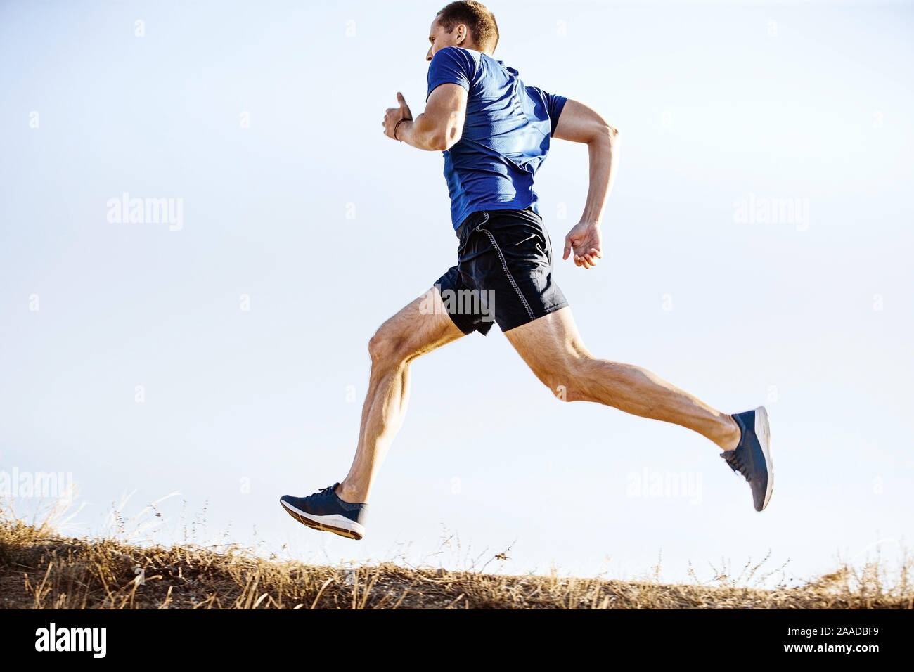 Dynamische running Trail männliche Läufer auf hellen Hintergrund Stockfoto