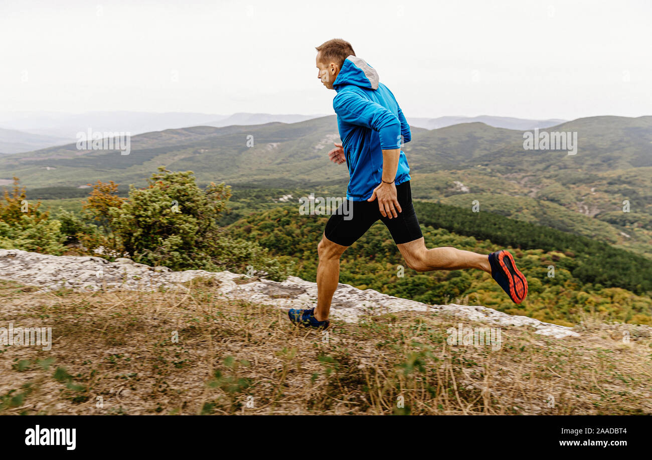 Mountain Trail männliche Läufer laufen am Rand der Klippe Stockfoto