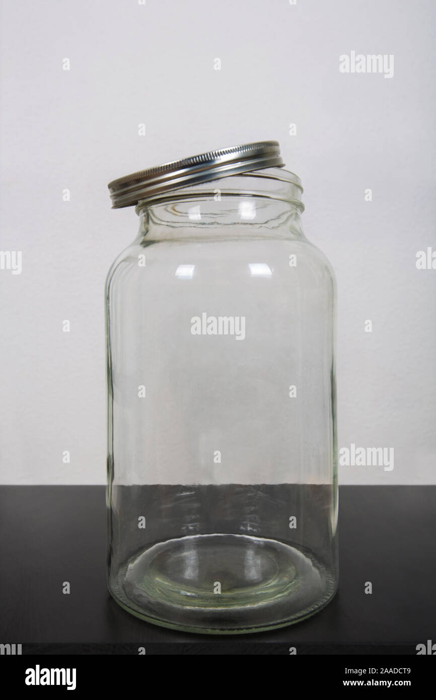 Nahaufnahme Foto, ein leeres Glas auf dem Tisch, mit einer Metall Deckel  öffnen Über grauer Hintergrund mit Kopie Raum isoliert. Glas Flasche Paket  für canning Ein Stockfotografie - Alamy