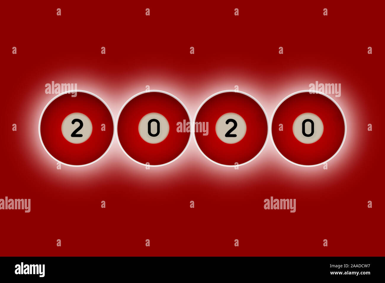 2020 Nachricht buchstabiert mit roten Pool Kugeln mit einem Hintergrund leuchten auf rotem Hintergrund Stockfoto