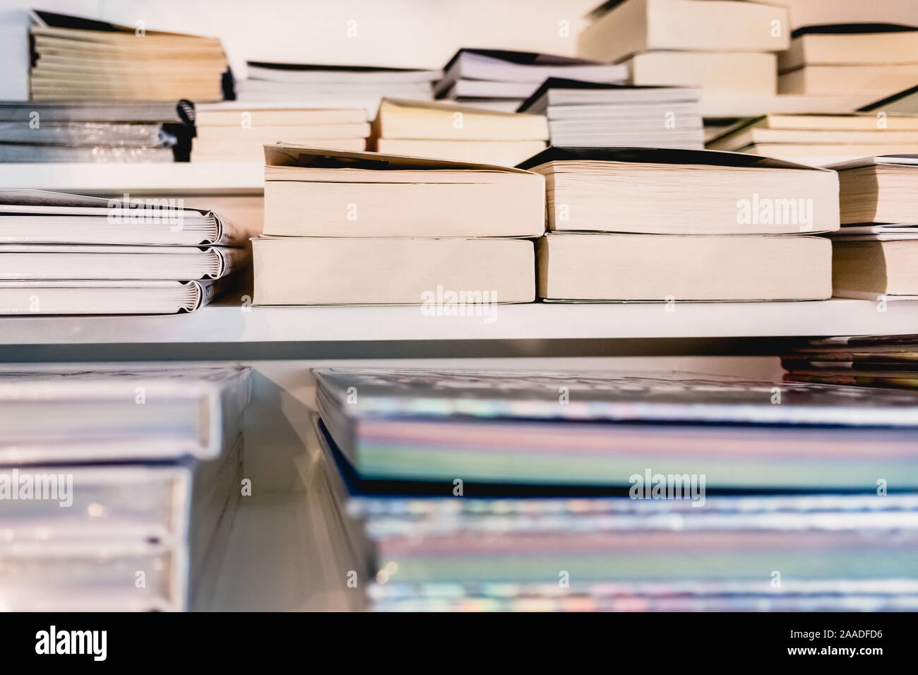 Bücher, die auf einem Regal zum Verkauf. Stockfoto