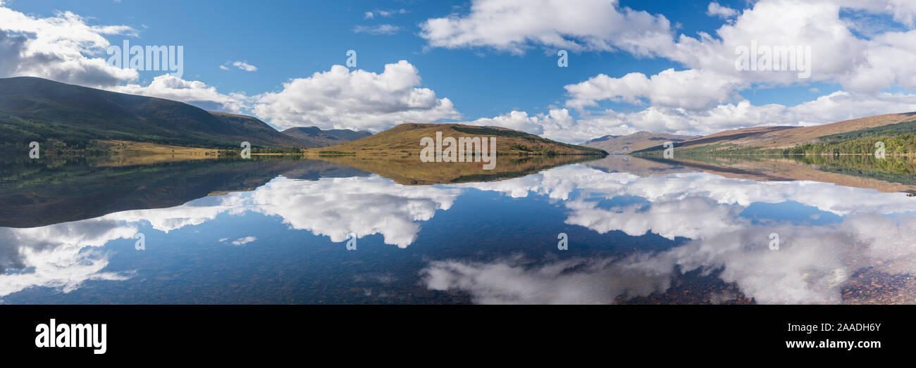 Reflexionen von Wolken und Landschaft in Loch Arkaig, Glen Dessary, Lochaber, Schottland, UK, September 2016. Stockfoto