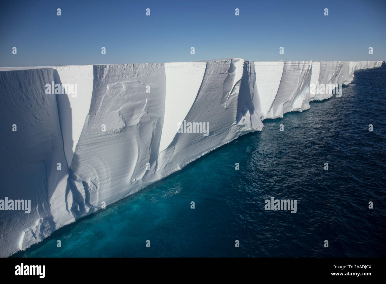 Ross Ice Shelf das größte Eisschelf der Antarktis, in der Nähe von Kap Crozier, Ross Insel, Ross Sea, Antarctica Luftaufnahme von Hubschrauber 02.02.2017 Reise auf der MV Ortelius, 13 Jan? 14 Feb, 2017 von Ushuaia, Argentinien zu bluffen, Neuseeland. Für die Süßwasser-Projekt fotografiert. Stockfoto